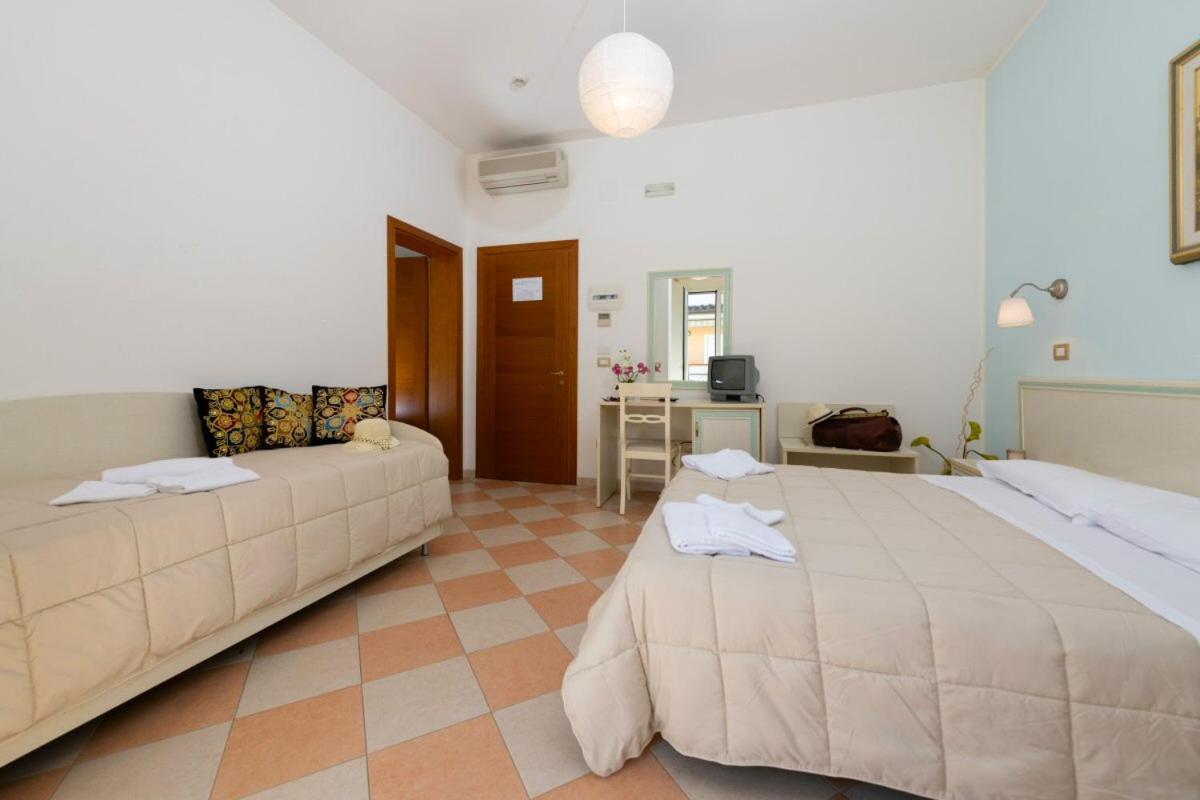Hotel Bruna Martinsicuro Buitenkant foto