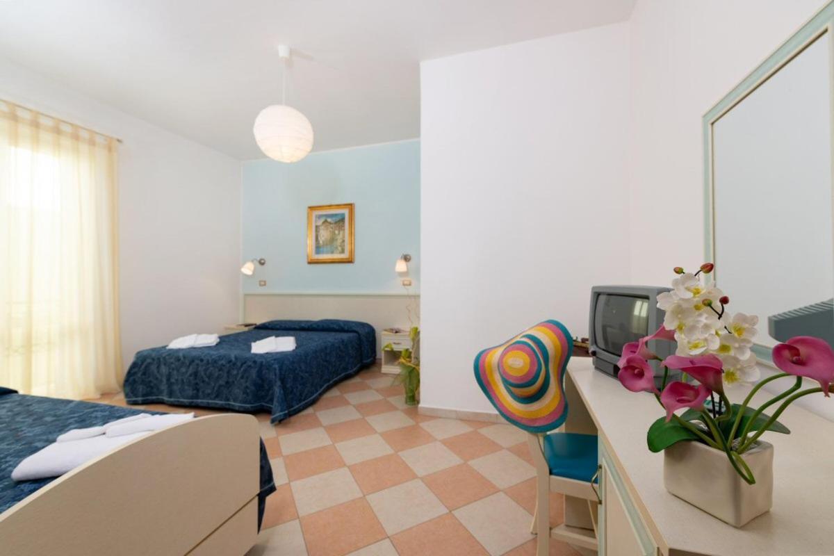 Hotel Bruna Martinsicuro Buitenkant foto